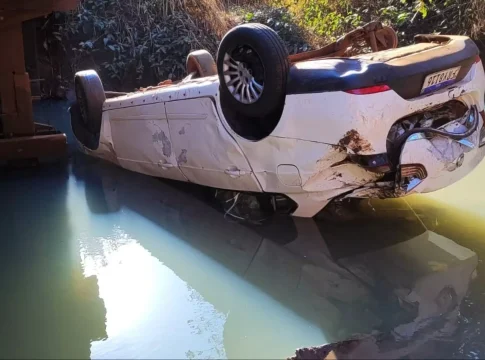 Carro cai de ponte em córrego na MS-465 e bombeiros procuram por ocupantes em Rio Brilhante
