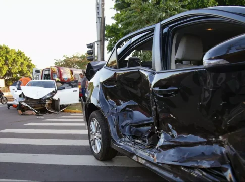 Acidente na Ernesto Geisel tem carro arremessado contra poste em Campo Grande