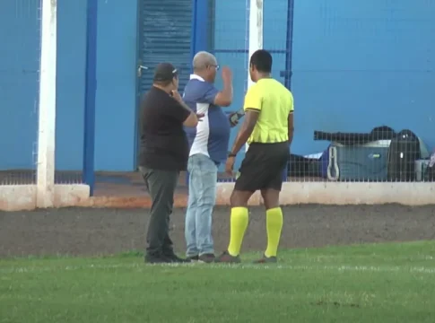 ‘Cara preta’: juiz é vítima de injúria racial após marcar falta em partida do Estadual Sub-15