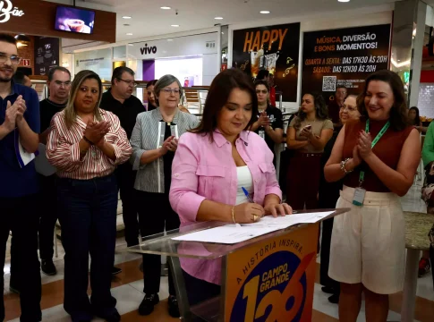 Habitação terá R$ 90 milhões em investimento e até três subsídios do poder público, diz Adriane Lopes