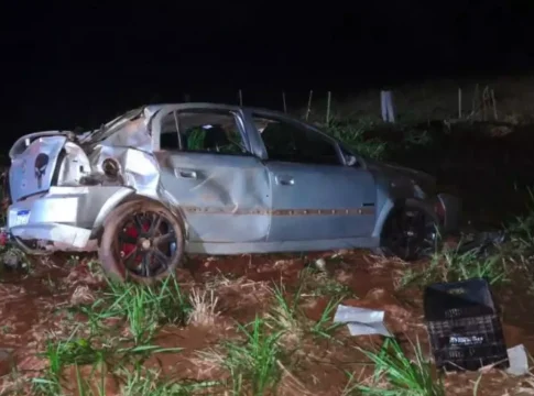 Motorista tenta realizar ultrapassagem e capota Astra na MS-395 em Bataguassu