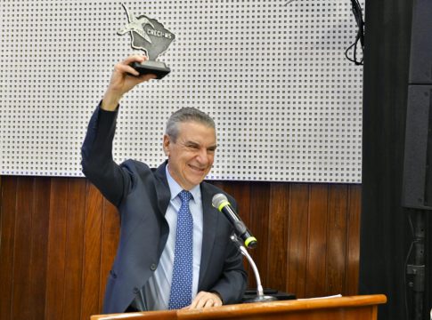 Paulo Corrêa é homenageado com Troféu Colibri de Prata pelo Creci-MS