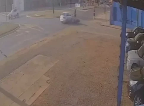 motociclista é arremessado ao ser atingido por carro em rotatória de Sidrolândia