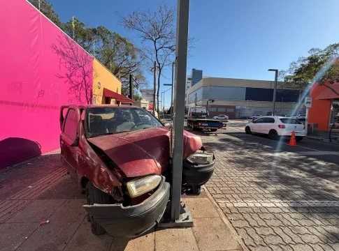Motorista entra na contramão, bate em poste e abandona carro no Centro