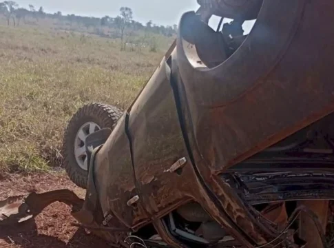 Ao tentar ultrapassagem motorista bate caminhonete em carreta na MS-276