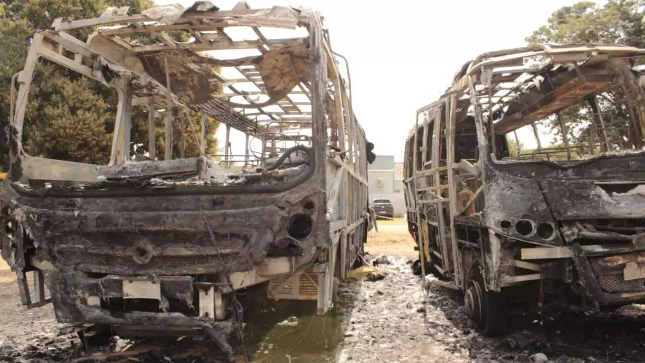 Dois ônibus escolares são incendiados em frente a Prefeitura de Juti