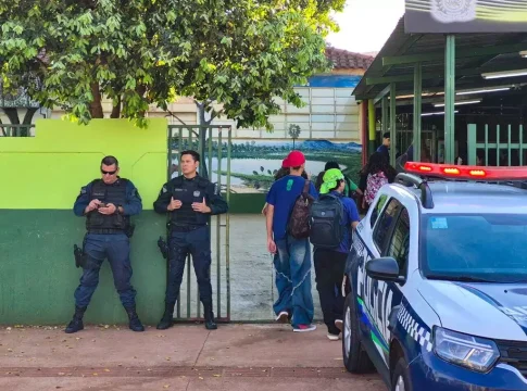Escola amanhece com PM e apreensão dos pais após aluna ameaçar colega com faca