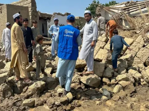 Terremoto no Afeganistão deixa ao menos 800 mortos