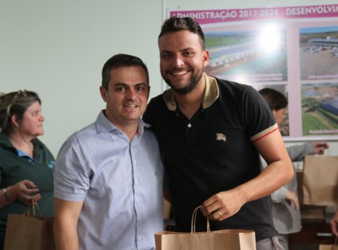 UEMS de Mundo Novo entregou pares de chuteiras para atletas de Mundo Novo feminina e masculina para a Copa Assomasul