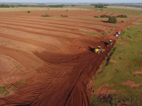 Secretaria de Obras de Iguatemi trabalha na recuperação da estrada rural na região do Chiquilin