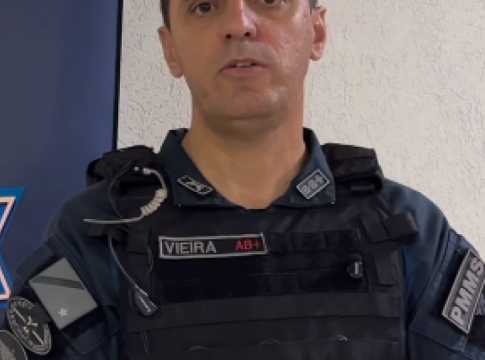 Mulher é agredida com faca e martelo e liga para polícia pedindo “táxi”