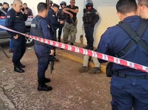 Criminoso disfarçado de policial morre em assalto a cambista no Paraguai