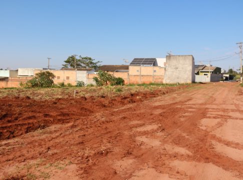 Mundo Novo abre ruas e avança em projeto habitacional no Parque das Araras