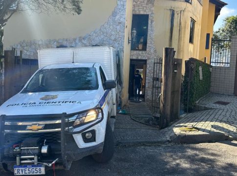 Homem mata esposa, dois enteados e fere sogra em SC