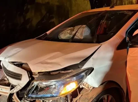 Motorista de aplicativo é esfaqueado 9 vezes durante corrida e bate em carreta em MS