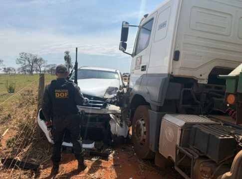 Caminhonete carregada com 1,6 t de maconha colide com carreta durante perseguição em Itaquiraí