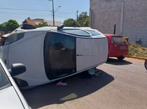 Motorista sofre mal súbito e atinge três carros estacionados em avenida no Caiobá