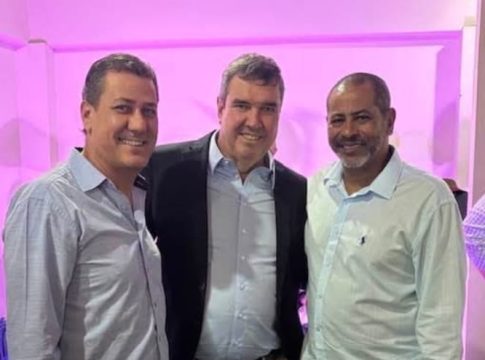 Léo participa de reunião de ex-prefeitos na Capital