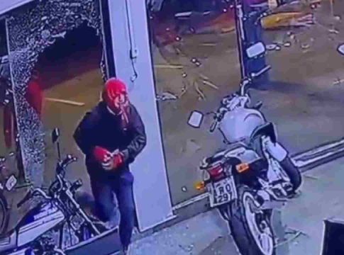 Quadrilha invade loja e furta motocicleta em Ponta Porã
