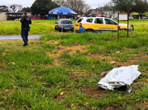 Polícia investiga morte de homem encontrado em terreno baldio de Dourados