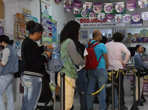 Busca por prêmio milionário faz apostadores tentarem a sorte pela 3ª vez e tem bolões de até R$ 5 mil