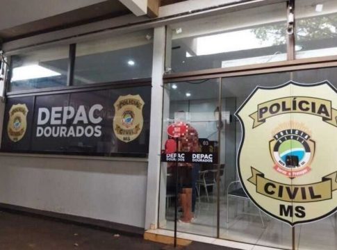 Mulher é presa e filho de 6 anos é encontrado com machucado de faca na perna