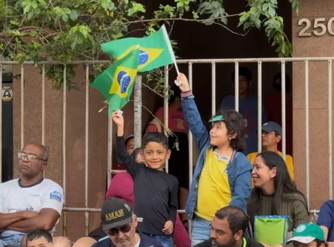 Público lota arquibancadas para assistir ao desfile da Independência em Campo Grande