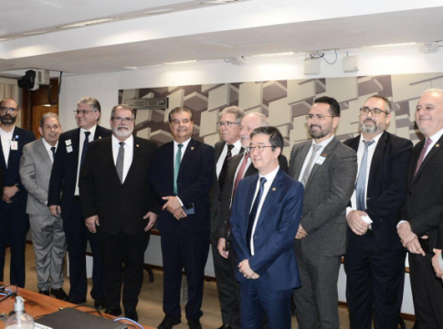 Nelsinho pressiona Senado pela atualização do piso salarial de médicos e dentistas