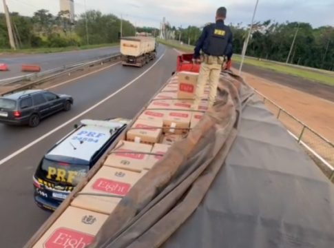 PRF apreende carreta com 450 mil maços de cigarros em Guaíra
