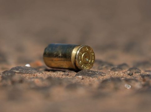 Em surto, homem é ferido a tiros após tentar atacar PM com faca em Angélica