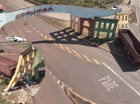 Semirreboque se solta e atinge monumento do portal de entrada em Corumbá