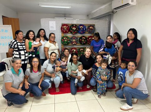 Secretaria de Assistência Social promove oficina para confecção de guirlandas, com mães participantes do programa Criança Feliz