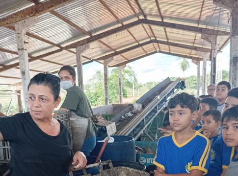 Alunos do 2º anos da Escola Municipal Tancredo Neves participam de palestra sobre resíduos sólidos na Cooperativa de Reciclagem – Cooperci