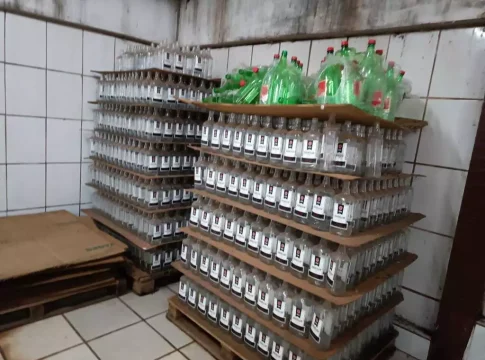 Fábrica usava garrafas recicladas para falsificar vodka e vinho, diz polícia