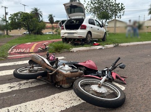 Motorista de app atinge motociclista e bicicleta elétrica com criança em acidente