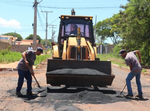 Governo de Mundo Novo segue operação de recuperação asfáltica nos bairros