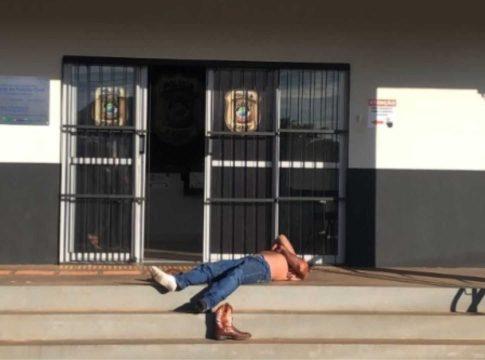 ‘Em segurança’: homem dorme em porta de delegacia após bebedeira e diverte web