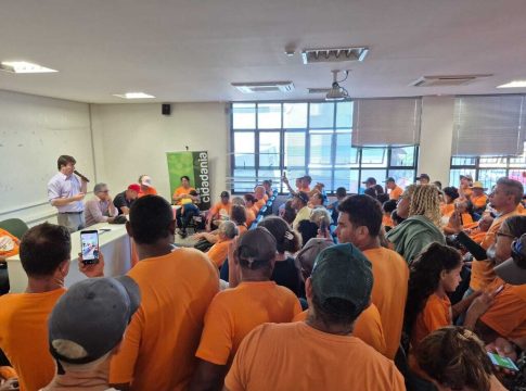 Após 12 anos de espera, famílias sem-terra ocupam Incra por reforma agrária
