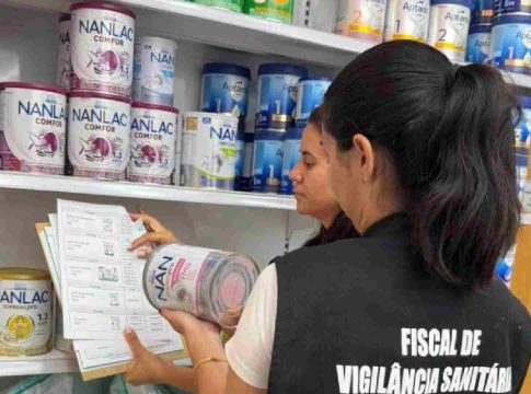 Bebê internada após consumo de fórmula proibida está com suspeita de meningite