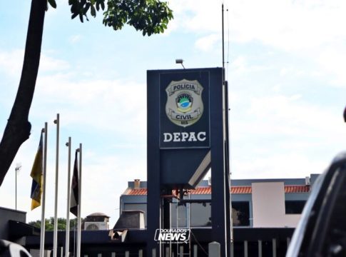 Jovem ameaça mãe e irmã com faca, se esconde debaixo da pia e acaba preso