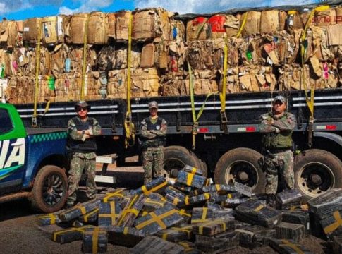 Mundo Novo – Irmãos são presos com mais de 1,7 tonelada de maconha escondida em carreta de recicláveis