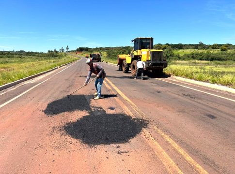 Prefeitura de Japorã executa tapa-buracos na rodovia MS-386