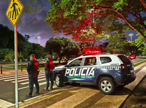 Homem é preso após mulher usar gesto universal para denunciar violência doméstica
