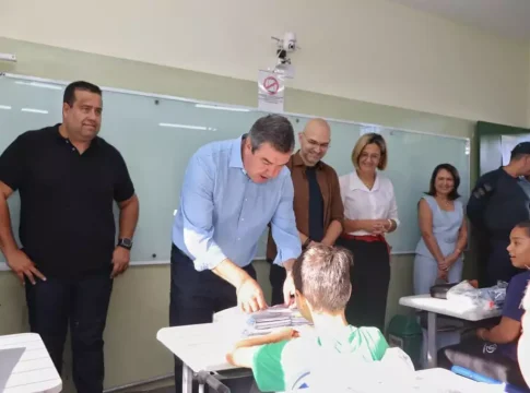 Na volta às aulas, Riedel vistoria escola e diz que 70% estão reformadas