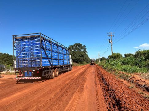 Prefeitura de Itaquiraí atua em duas regiões simultaneamente para garantir agilidade na manutenção de estradas vicinais