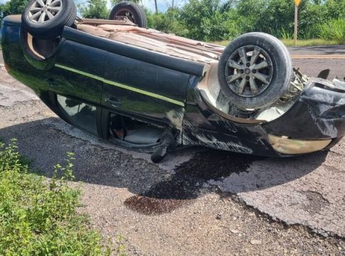 Três pessoas ficam feridas em acidente na BR-262, próximo a Miranda