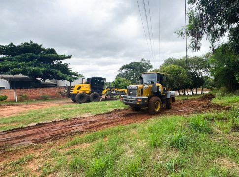 NAVIRAÍ: Antes da abertura da pesca Prefeitura faz limpeza da rampa e melhora acesso no Amambai