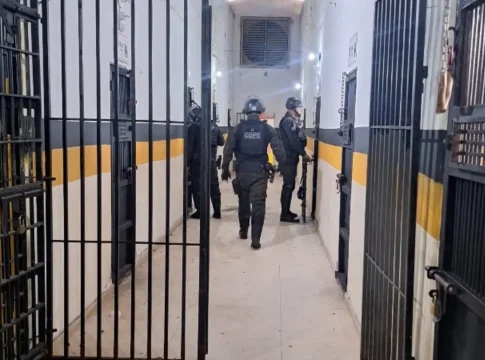 Presa abre cela e agride policiais em motim no presídio feminino: ‘Vocês vão morrer’