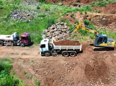 Secretaria de Obras e Infraestrutura inicia serviços de patrolamento e cascalhamento no Assentamento Rancho Loma