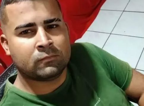 Homem de capacete invade casa, escala parede e executa rapaz a tiros em MS